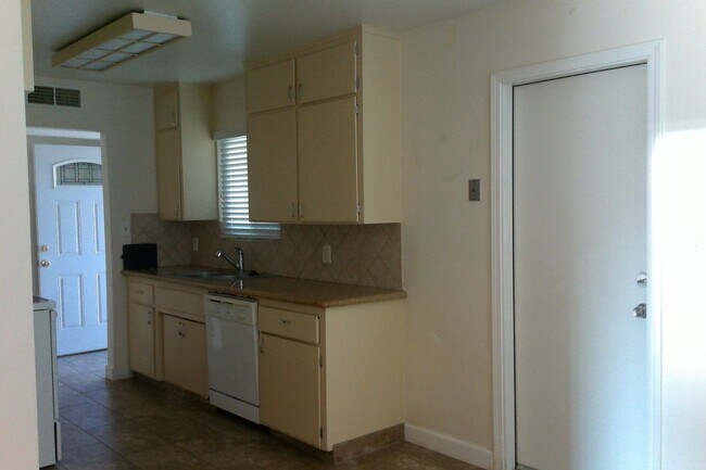 Building Photo - Lovely 3 Bedroom 1.5 Bath in Clovis
