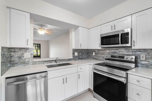 Foto del edificio - 7290 Kinghurst Dr