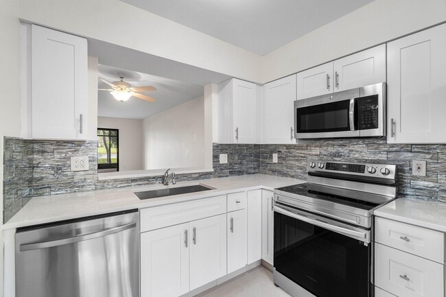 Building Photo - 7290 Kinghurst Dr