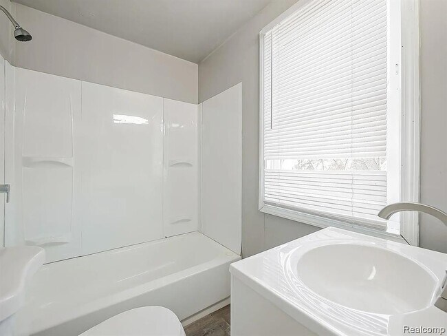 Foto del edificio - 9744 Lakepointe St