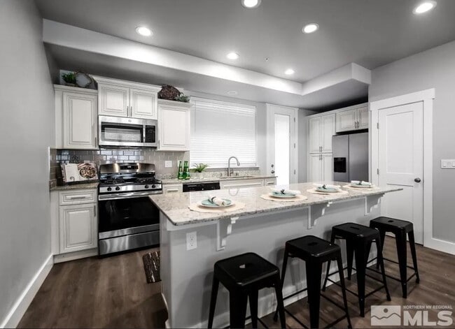 Foto del edificio - 730 Bluffs Ct