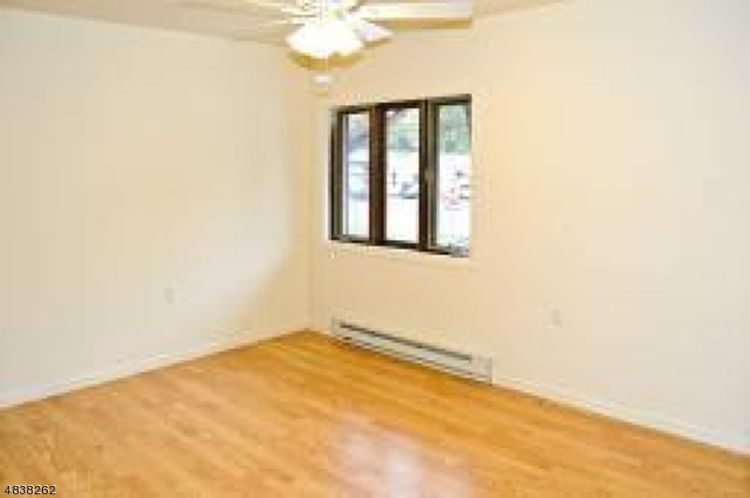 Foto del edificio - 49 Lakeside Blvd