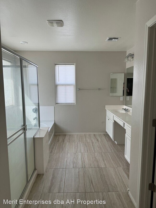 Foto del edificio - 4 br, 3 bath House - 16623 W SIERRA ST