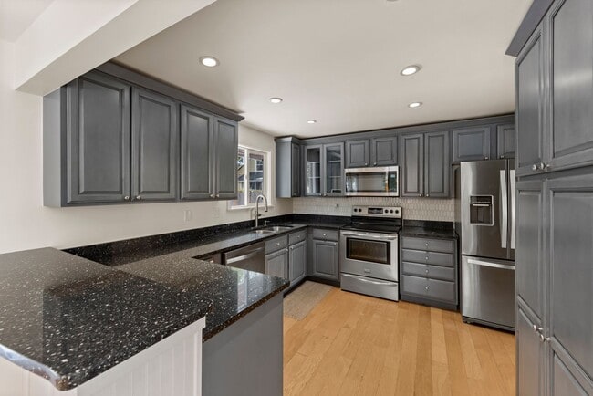 Building Photo - Beautiful 3 bed/2.5 bath Split Level Home – Close to Boeing & The Landing