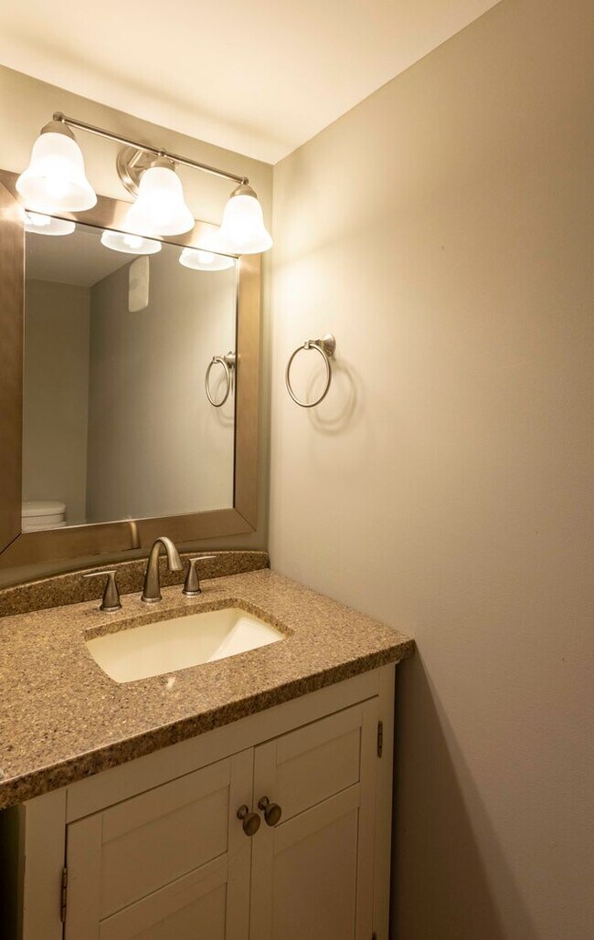 Building Photo - Charming 3Bed/2.5Bath in Riverside Neighbo...
