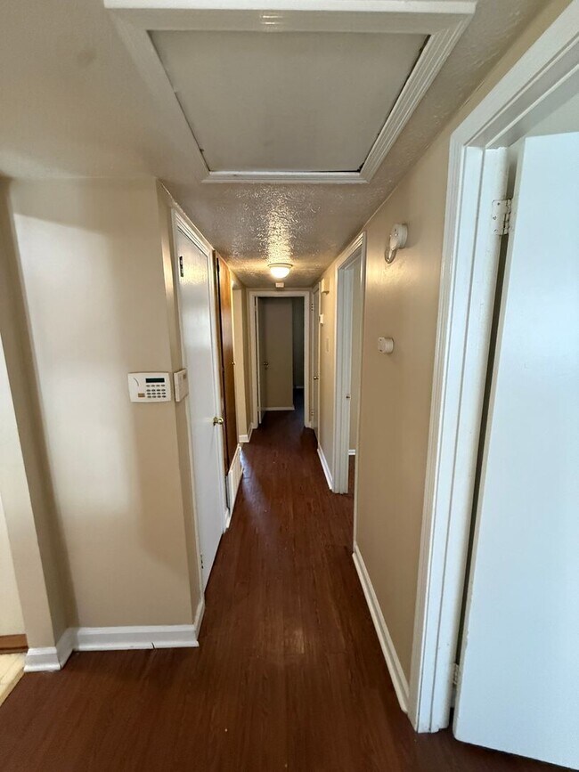 Foto del edificio - SELF TOURING AVAILABLE - Nice House with F...