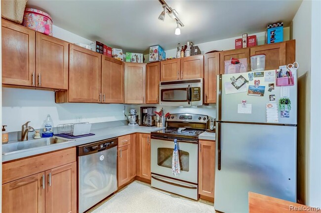 Updated kitchen with cherry shaker cabinets and stainless steel appliances - 400 Hillside Ct