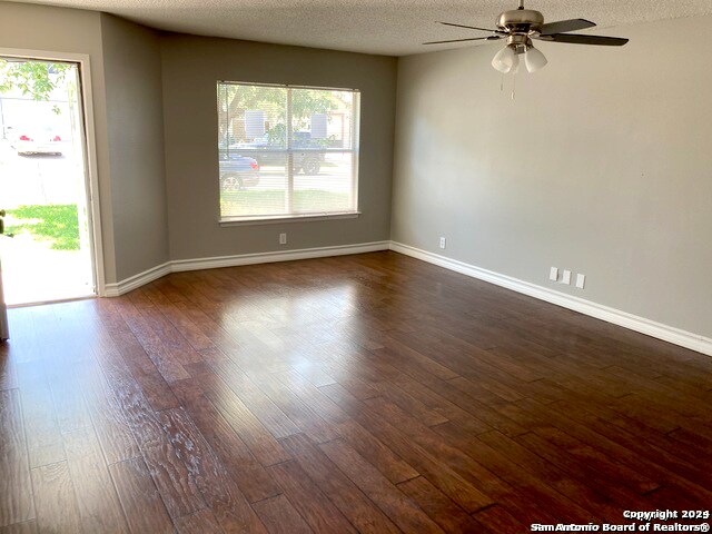Foto del edificio - 8338 Bent Meadow Dr