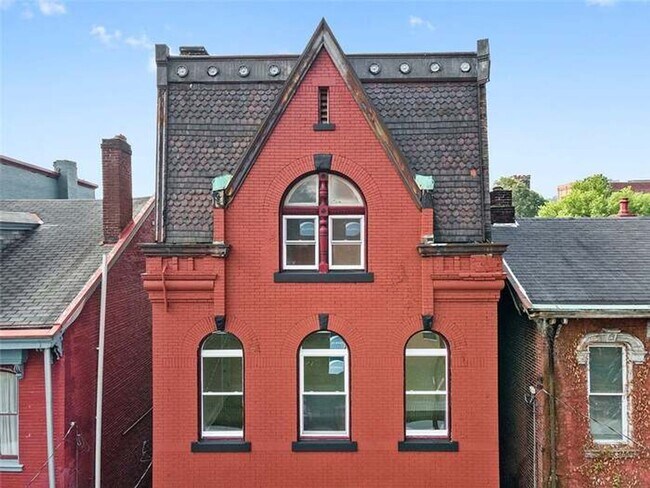 Foto del edificio - Renovated North Side 5 Bed, 2 Bath House A...