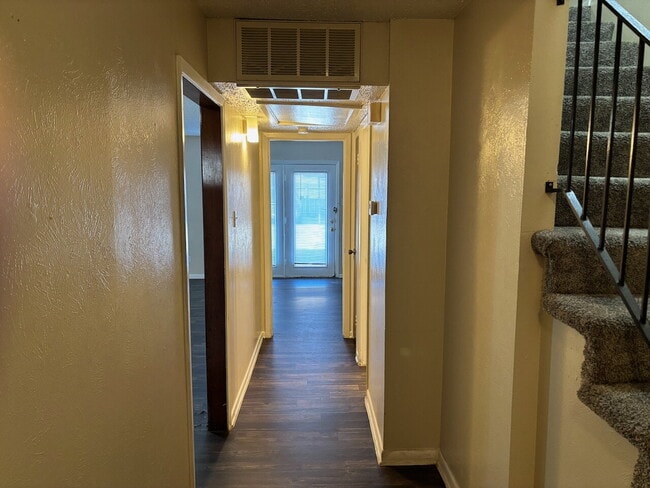 Building Photo - 2 bed/1.5 bath unit close to Hallmark Park and Hulen Mall