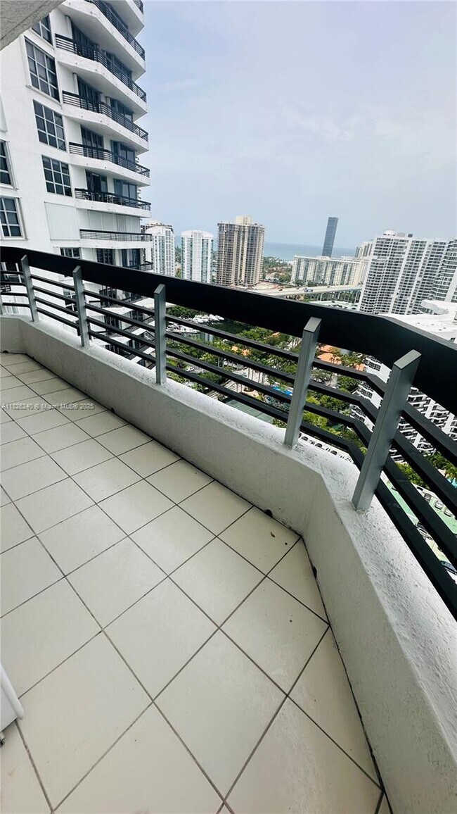Foto del edificio - 3530 Mystic Pointe Dr