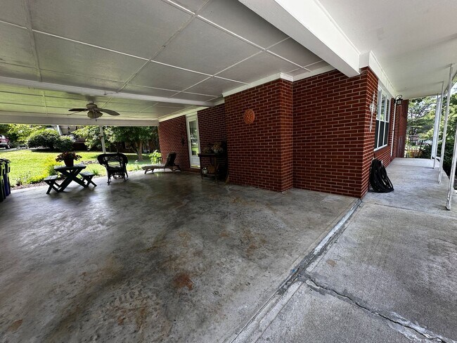 Building Photo - Reduced- Partially furnished 3 bed/ 1.5 bath - Morristown, TN