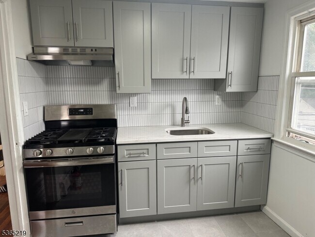 Foto del edificio - 57 Lindsley Pl