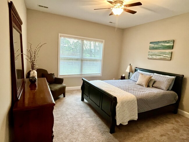 Foto del edificio - 122 Cedar Lake Rd