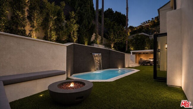 Building Photo - 8721 Sunset Plaza Terrace