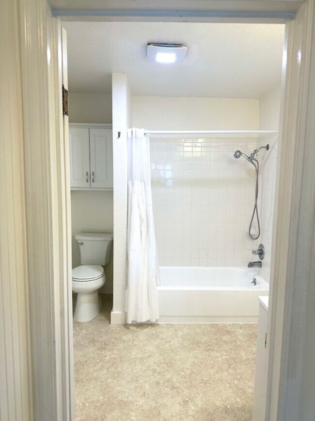 Building Photo - Allendale California 2 Bedroom Bungalow