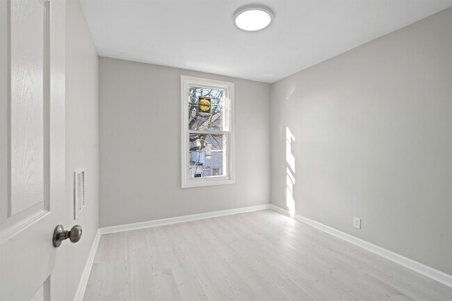 Foto del edificio - 173-175 LEMBECK Ave