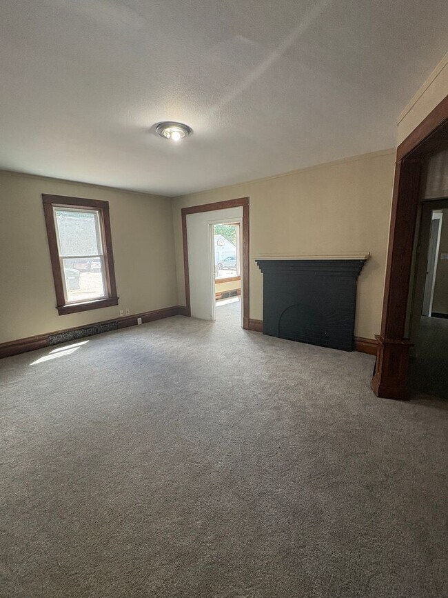 Building Photo - 1114 University Dr N