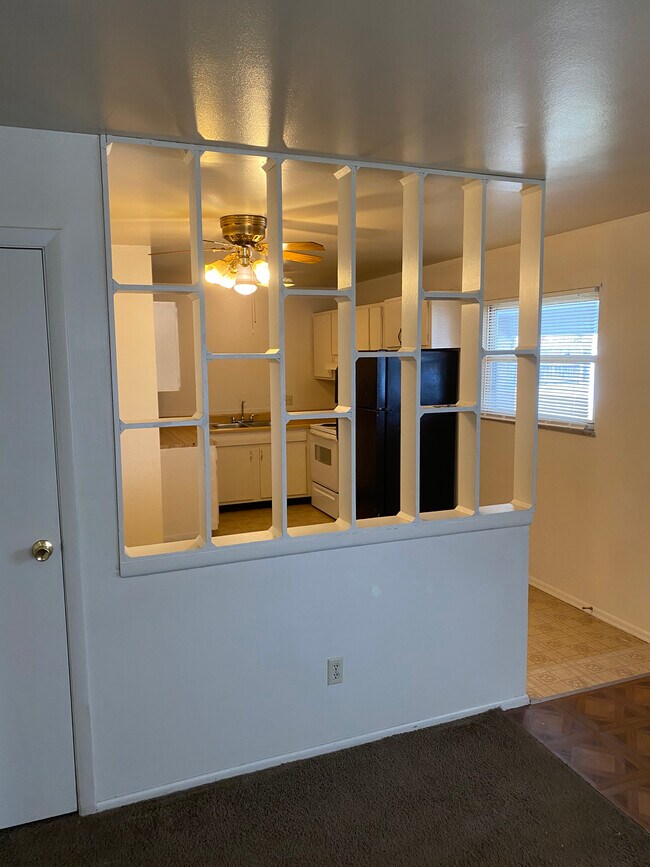 Building Photo - 3907 La Rosa Dr