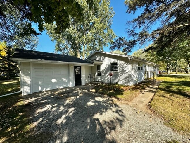 Building Photo - 2202 Sunny Lane