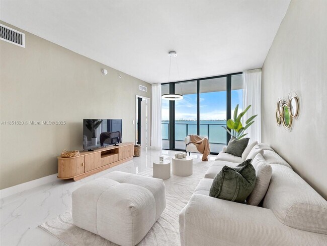 Foto del edificio - 700 NE 24th St