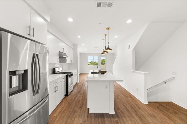 Building Photo - Beautiful Condo