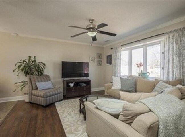 Foto del edificio - {5611} Updated OP Ranch + Two Car Garage + Fenced Yard and Stamped Concrete Patio Perfect for Spr...