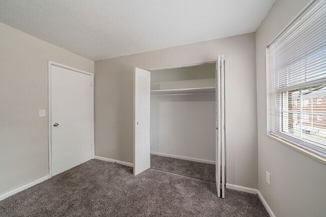 Foto del edificio - Colonial Oaks Apartments