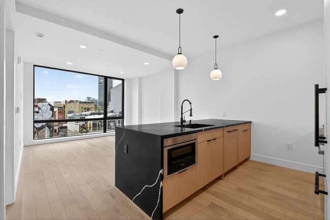 Foto del edificio - 139 Christopher Columbus Dr