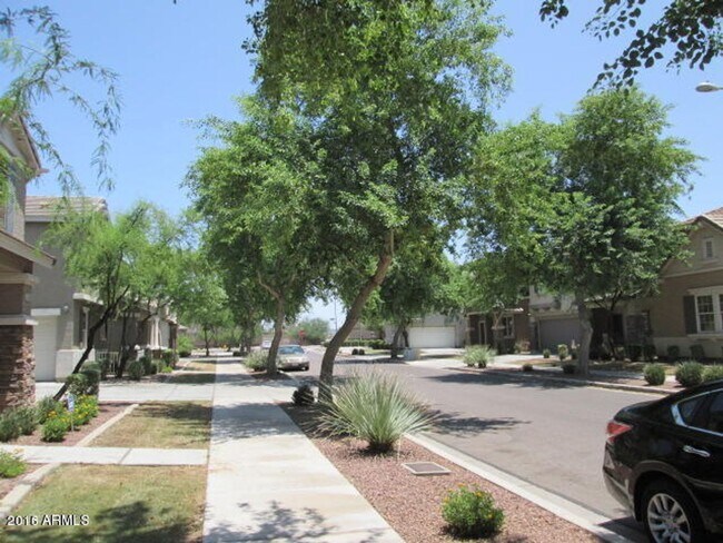 Building Photo - Charming 3 bed home with loft and 2 car at...