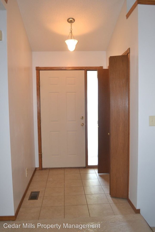 Building Photo - 1002 N Bedford Ct