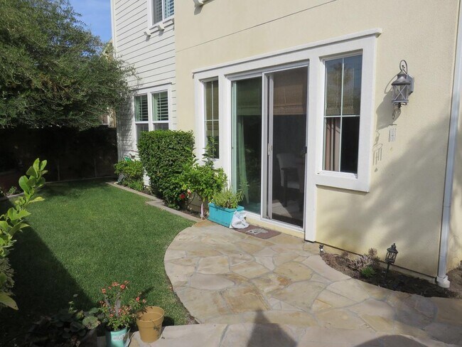 Building Photo - 3245 Larkspur St