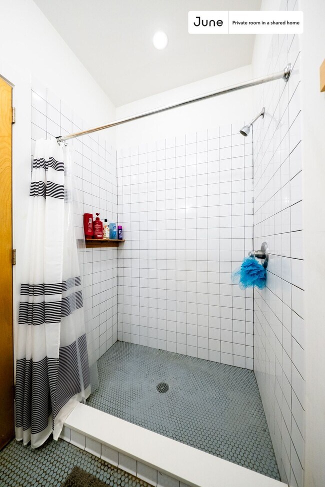 Building Photo - Private bedroom in 6 bed/2 bath Home