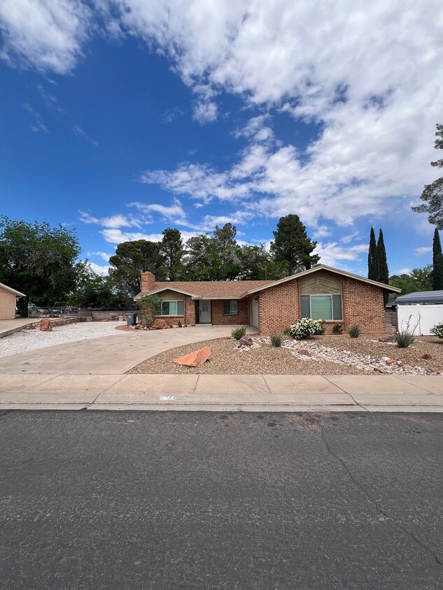 Great 3 bedroom 2 bathroom, home with a h... - Great 3 bedroom 2 bathroom,  home with a h...
