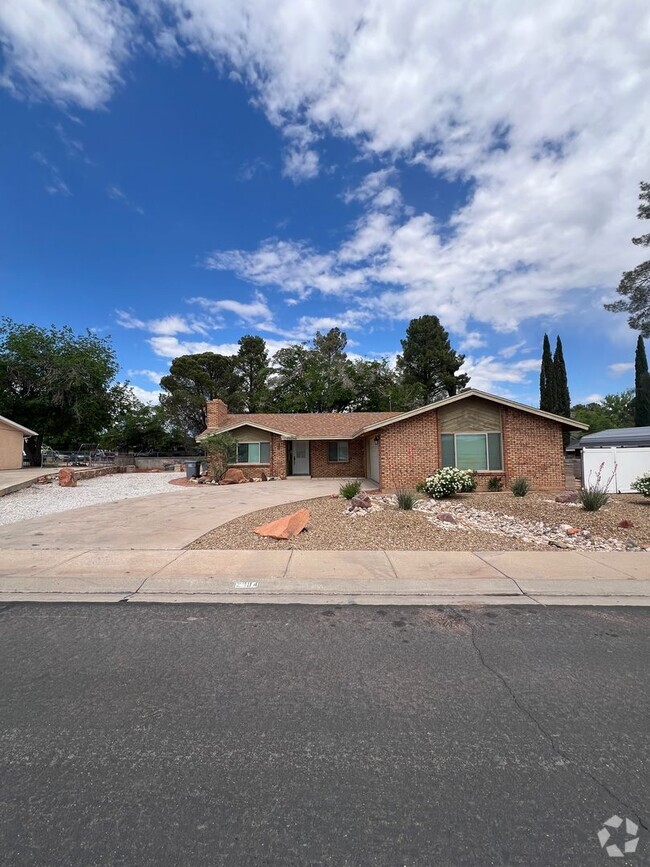Building Photo - 2884 Crestview Dr