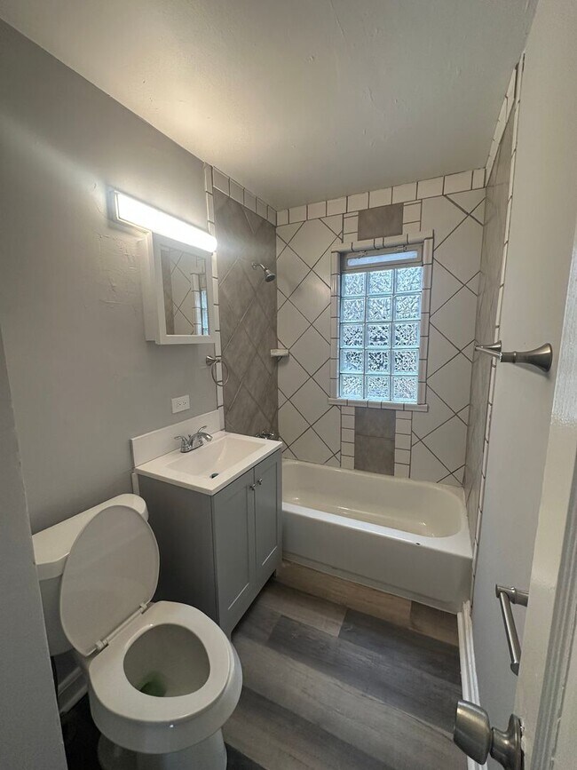 Foto del edificio - Garfield Heights three bedroom single home
