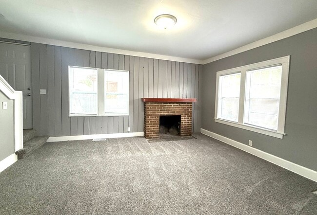 Building Photo - Spacious 2 Bed with Bonus Rooms & Fresh Updates