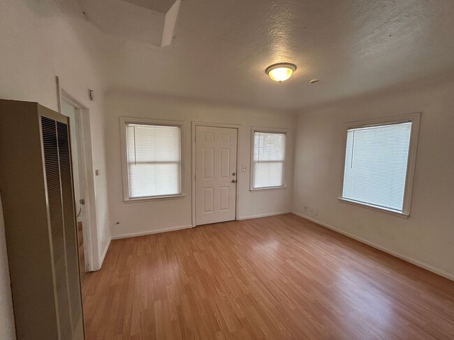 Foto del edificio - 707 Woodrow Ave