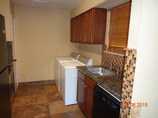Building Photo - 664 Jennifer Jean Dr