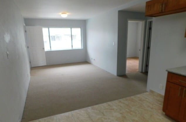 Building Photo - Five Bedroom Home