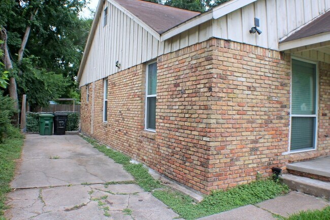 Foto del edificio - 8241 Glenview Dr