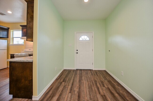 Foto del edificio - 239 Broadhurst Dr