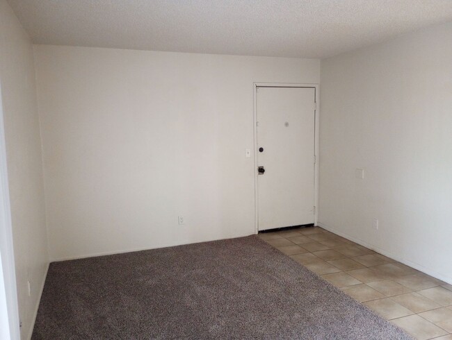 Building Photo - Expo 247 with 2 bed, 1 Bath, 800 SF with A...