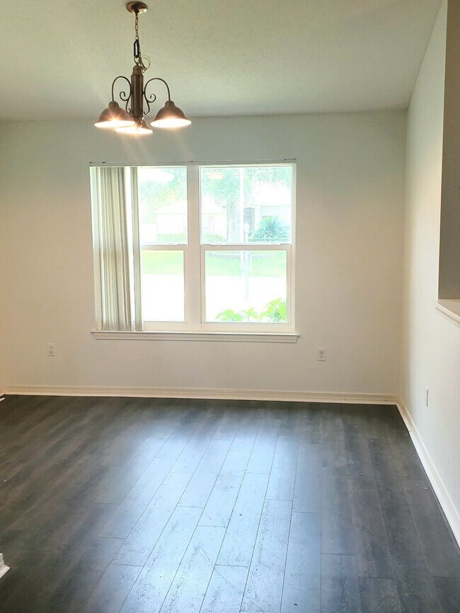 Foto del edificio - Well cared for 3 Bedroom, 2 Bath Home in C...