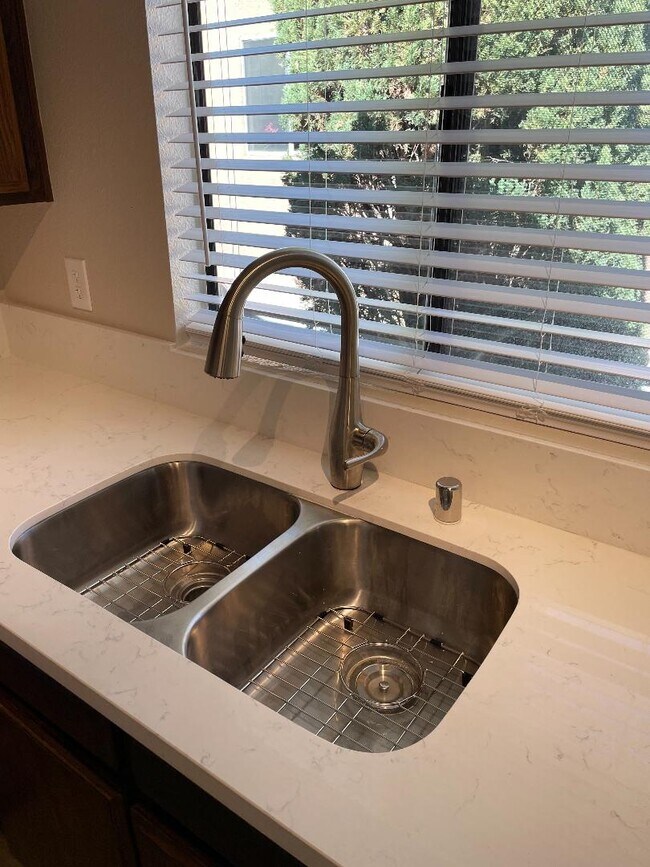 Kitchen sink - 4437 Kansas St