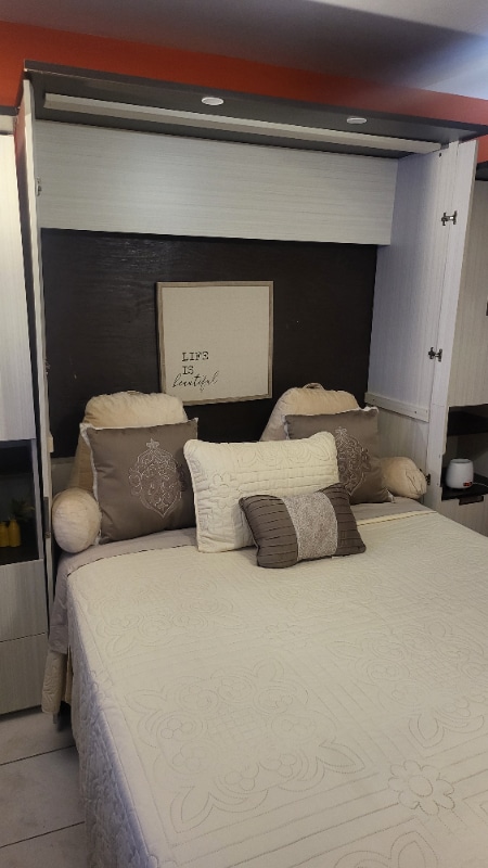 Building Photo - 913 Riviera St