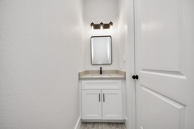 Foto del edificio - 8306 Comal St