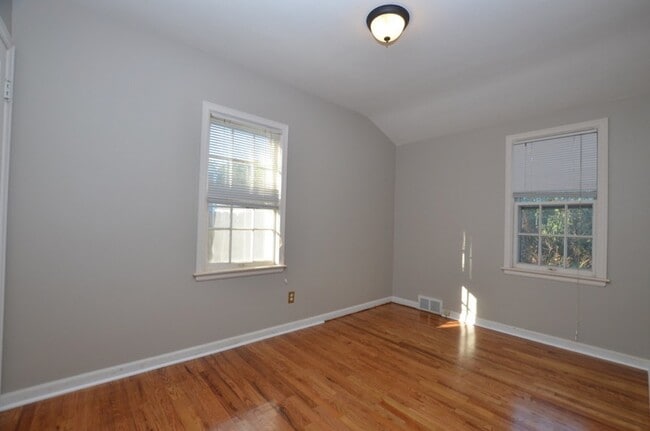 Building Photo - Cute Merle Hay Home!