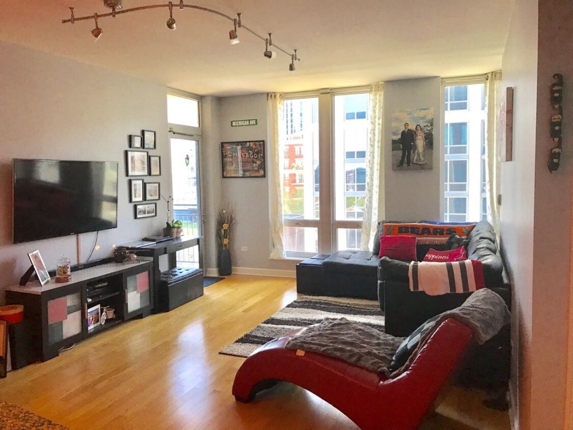 Living Room - 1250 S Michigan Ave