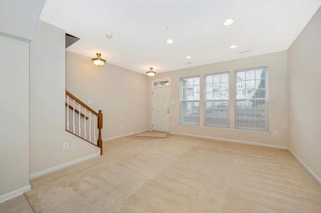 Foto del edificio - Desirable Two Level Condo For Lease - Not Pet Friendly